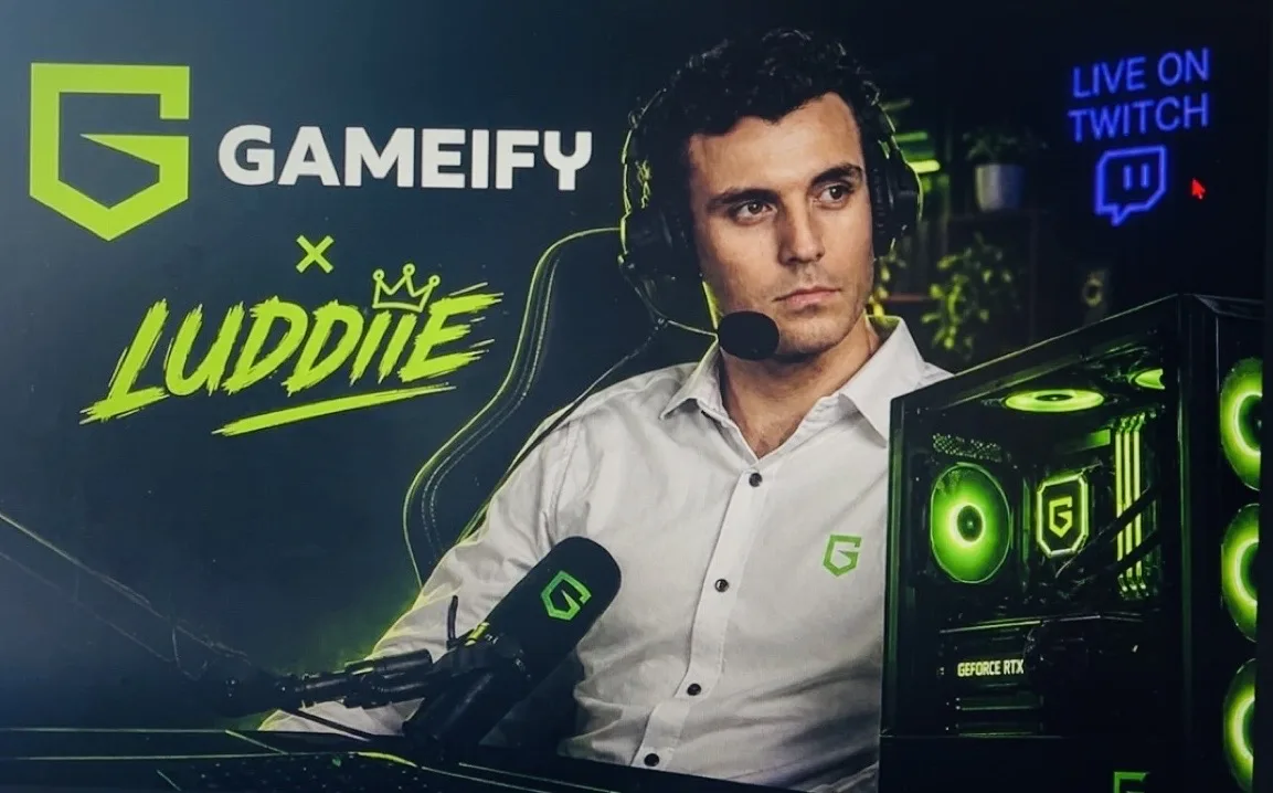 Gameify x Luddiie – samarbeidsannonse med streamer iført headset foran en gaming-PC, live på Twitch